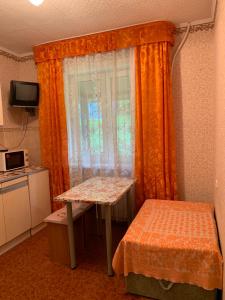 Uma cama ou camas num quarto em Kvartira na Makarova
