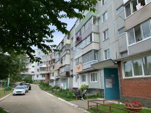 ナホトカにあるKvartira na Makarovaの市道一列のアパートメント