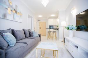 a living room with a couch and a table at Hamptons Apartment in Świnoujście