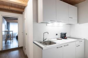 Kuchyňa alebo kuchynka v ubytovaní Stay COOPER l Goethe Guesthouse