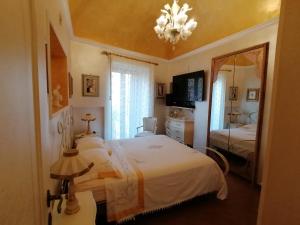 a bedroom with two beds and a mirror at A Casa di Mamma Rita in Chieti