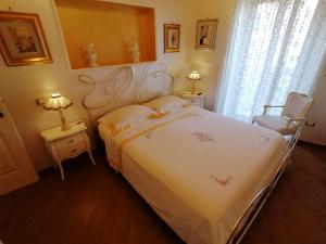 a bedroom with a large white bed and a window at A Casa di Mamma Rita in Chieti