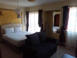 Postel nebo postele na pokoji v ubytování Kim Suites - Mvuli Studio Apartment