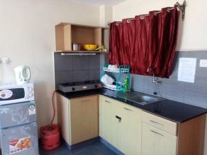 Kuchyň nebo kuchyňský kout v ubytování Kim Suites - Mvuli Studio Apartment