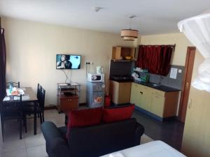 Kuchyň nebo kuchyňský kout v ubytování Kim Suites - Mvuli Studio Apartment