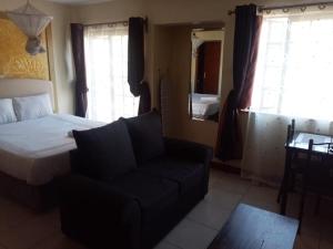 Postel nebo postele na pokoji v ubytování Kim Suites - Mvuli Studio Apartment
