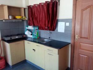 Kuchyň nebo kuchyňský kout v ubytování Kim Suites - Mvuli Studio Apartment