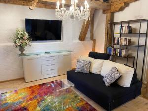 sala de estar con sofá y TV en Private Luxury Chalet, en Siegsdorf