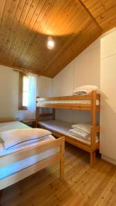 Riihivuori Cottages emeletes ágyai egy szobában