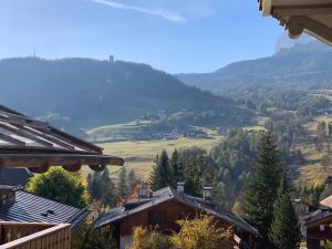Nespecifikovaný výhled na hory nebo výhled na hory při pohledu z hotelu