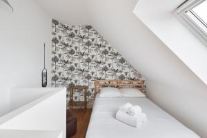 1 dormitorio con 2 camas en un ático en Les Trois Rois - Duplex Familial de Charme en cœur de ville en Rennes