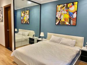 Giường trong phòng chung tại Vinhomes Time City and Parkhill Premium Apartment