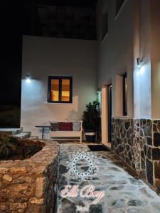 - un salon avec un canapé et un sol en pierre dans l'établissement Ellibay, à Livadia