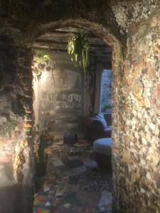 Pokój z kamienną ścianą i pokój z kanapą w obiekcie Casa toscana w mieście Thun