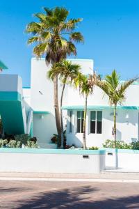 ein weißes Haus mit Palmen davor in der Unterkunft The Marlin Beachside in Hollywood + 16 Fotos