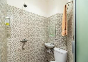 Hotel Domino في باليمبانغ: حمام مع مرحاض ومغسلة