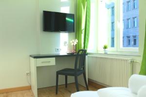 TV a/nebo společenská místnost v ubytování bestprice Hotel Aachen Hauptbahnhof
