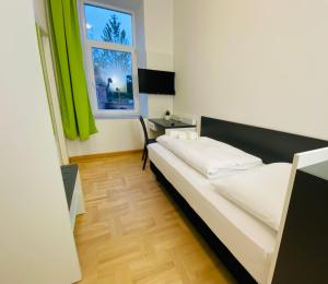 bestprice Hotel Aachen Hauptbahnhof tesisinde bir odada yatak veya yataklar