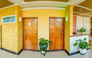 
a room filled with green walls and a blue door at Residencia Vitória Mar in Ubatuba
