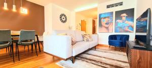 - un salon avec un canapé et une salle à manger dans l'établissement Funchal View Apartament, à Funchal