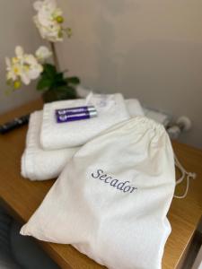 a pair of towels sitting on a table at Pensión MarViva in Corcubión