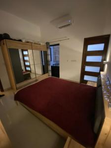 Zimmer mit einem großen roten Teppich auf dem Boden in der Unterkunft St Orsola Apartment 2 in Victoria