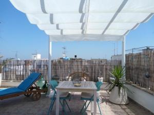 奧斯圖尼的住宿－One bedroom house with sea view furnished terrace and wifi at Ostuni 5 km away from the beach，屋顶上带桌椅的天井