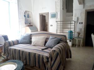 A seating area at Charming sea-view house in Ostuni with terrace