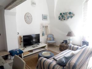 un soggiorno con divano e TV di One bedroom house with sea view furnished terrace and wifi at Ostuni 5 km away from the beach a Ostuni