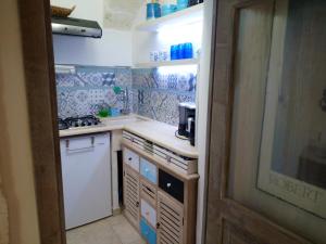 A kitchen or kitchenette at Charming sea-view house in Ostuni with terrace