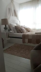 um quarto branco com uma cama e uma janela em 3 bedrooms appartement with sea view furnished terrace and wifi at Nigran em Nigrán
