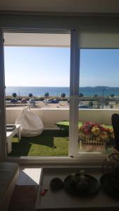 uma sala de estar com uma grande janela com vista para o oceano em 3 bedrooms appartement with sea view furnished terrace and wifi at Nigran em Nigrán