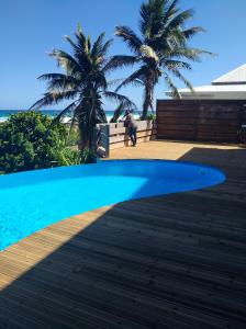 Kolam renang di atau di dekat Villa de 4 chambres a Moule a 50 m de la plage avec vue sur la mer piscine privee et jardin clos