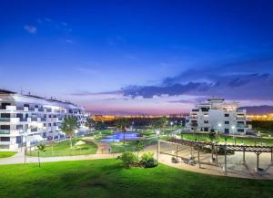 widok na budynek i park w nocy w obiekcie Comfortable Apartment in Almería with Shared Pool - 72 m² w mieście Retamar