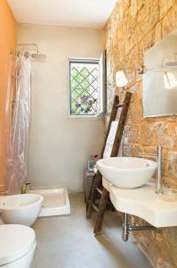 baño con 2 lavabos y ventana en One bedroom house with private pool and furnished garden at Ceglie Messapica, en Ceglie Messapica