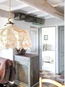 a living room with a chandelier and a fireplace at Maison charmante à Oppède avec vue sur la montagne in Oppède
