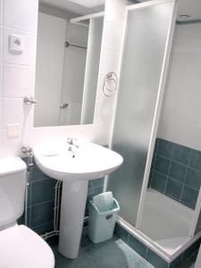 A bathroom at Maison de 4 chambres avec jardin amenage et wifi a Saint Andre en Vivarais