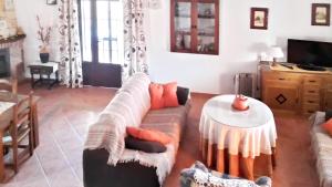 エル・ガストルにある2 bedrooms chalet with lake view private pool and furnished garden at El Gastorのリビングルーム(ソファ、テーブル付)
