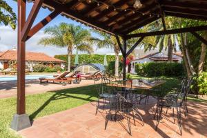 un patio con mesa y sillas bajo un pabellón en Cosy Apartment in San Cristóbal de La Laguna, 32 m², Pool., en La Laguna