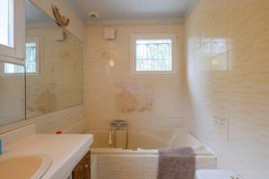 Ванная комната в Maison de 3 chambres avec jardin amenage et wifi a Saints