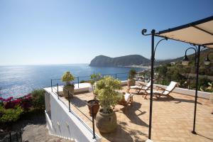 een balkon met uitzicht op de oceaan bij 2 bedrooms house at Lipari 300 m away from the beach with sea view furnished terrace and wifi in Lipari