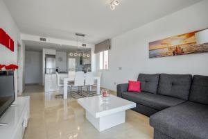 プレヤス・デ・オリフエラにある3 bedrooms appartement with sea view shared pool and enclosed garden at Orihuela 3 km away from the beachのリビングルーム(ソファ、テーブル付)