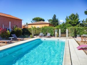 CastelnouにあるMaison de 3 chambres avec piscine privee jardin clos et wifi a Castelnouの家のある庭のスイミングプール