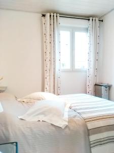 Katil atau katil-katil dalam bilik di Maison charmante près de Castelnou avec piscine privée +13 gambar