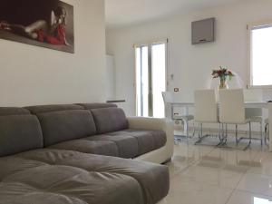 - un salon avec un canapé et une table dans l'établissement 2 bedrooms appartement with sea view jacuzzi and balcony at Gallipoli, à Gallipoli