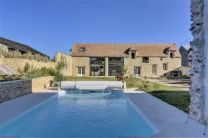 una piscina con un banco frente a una casa en Villa de 6 chambres avec piscine privee terrasse amenagee et wifi a Amponville, en Amponville