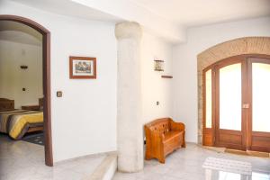 Seating area sa 2 bedrooms house with lake view shared pool and furnished garden at Porto de Mos