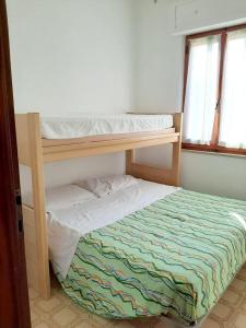 Litera o literas de una habitación en 2 bedrooms house at Contrada Termini 3 m away from the beach with sea view and balcony