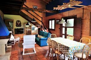 ein Wohnzimmer mit einem Tisch und einem blauen Sofa in der Unterkunft 3 bedrooms house with enclosed garden at Albuerne 6 km away from the beach in Albuerne