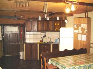 Ett kök eller pentry på 4 bedrooms appartement with balcony at Odollo